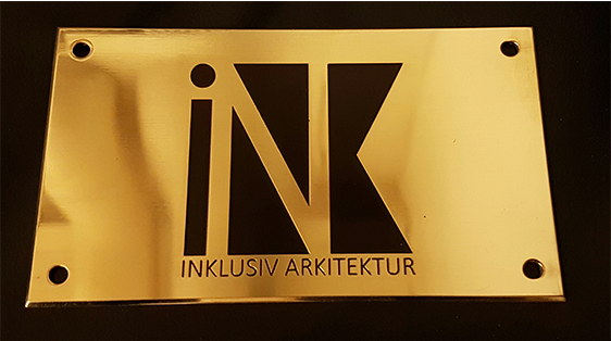 Blank mässingsskylt med logotyp