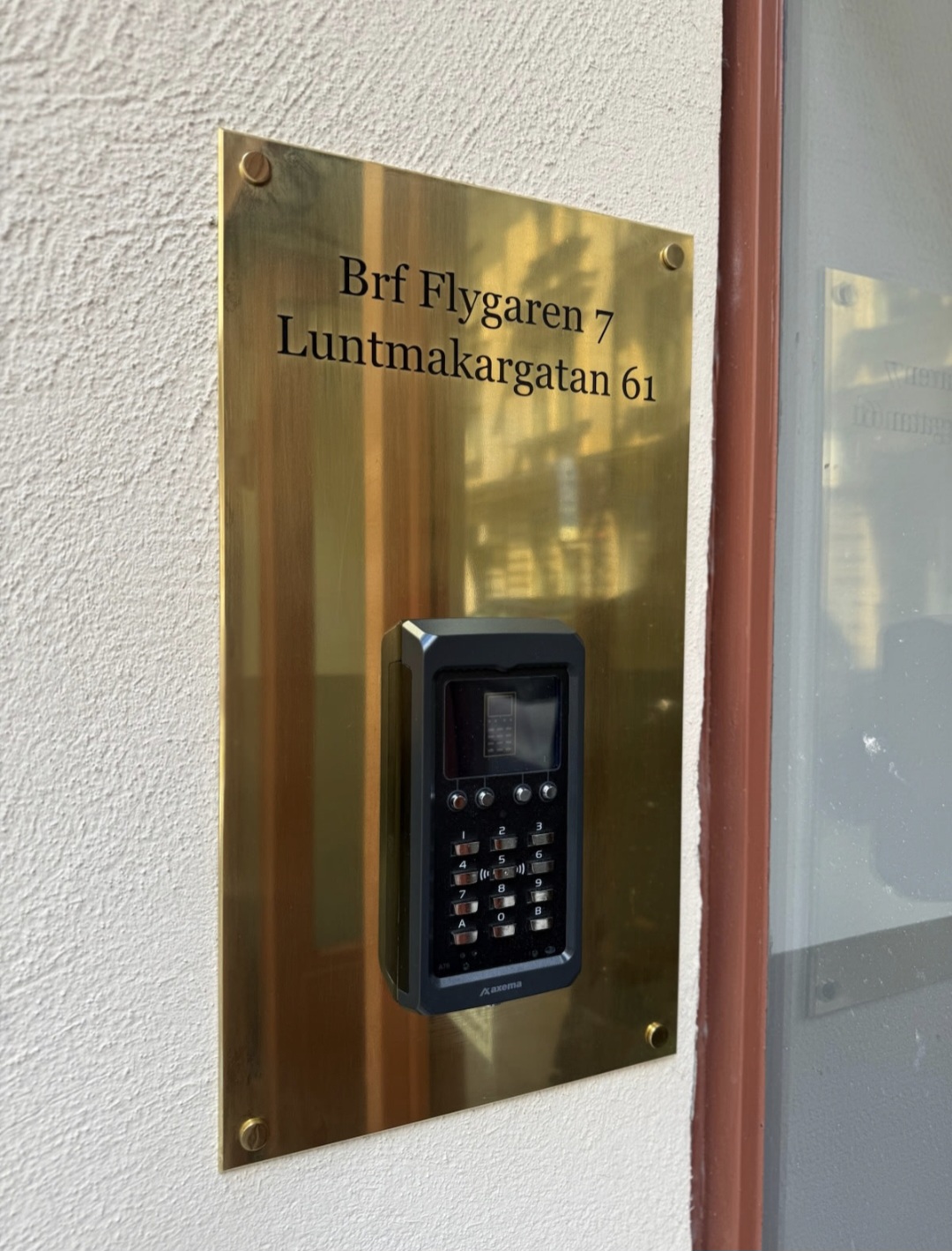 graverad porttelefonskylt mässing